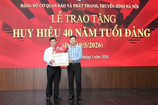 Đảng ủy Cơ quan Báo và Phát thanh, Truyền hình Hà Nội trao tặng Huy hiệu Đảng đợt 19-5