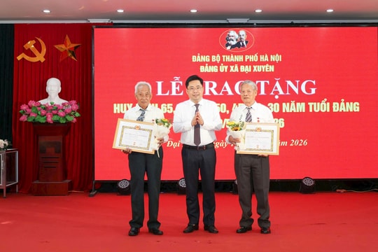 Đại Xuyên trang trọng tổ chức Lễ trao tặng Huy hiệu Đảng đợt 19-5
