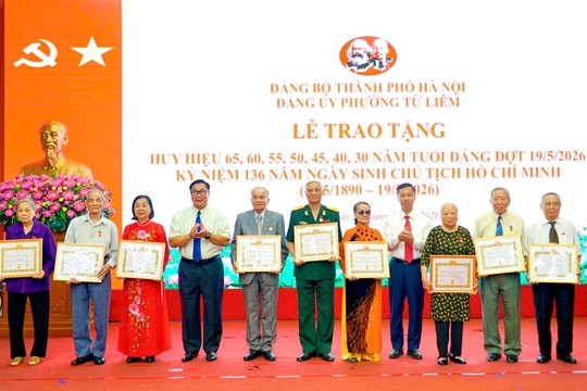 125 đảng viên phường Từ Liêm vinh dự nhận Huy hiệu Đảng đợt 19-5