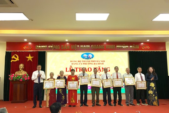 Phường Ba Đình trao huy hiệu Đảng tặng các Đảng viên dịp 19-5