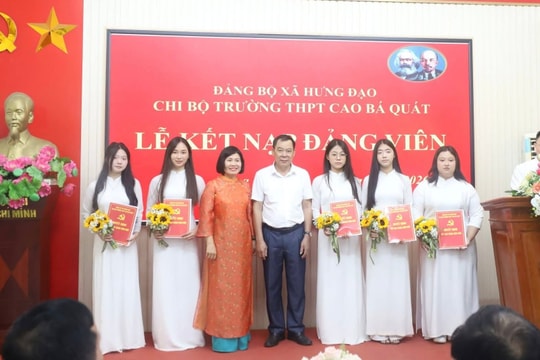 Xã Hưng Đạo: 11 học sinh Trường THPT Cao Bá Quát vinh dự được kết nạp Đảng