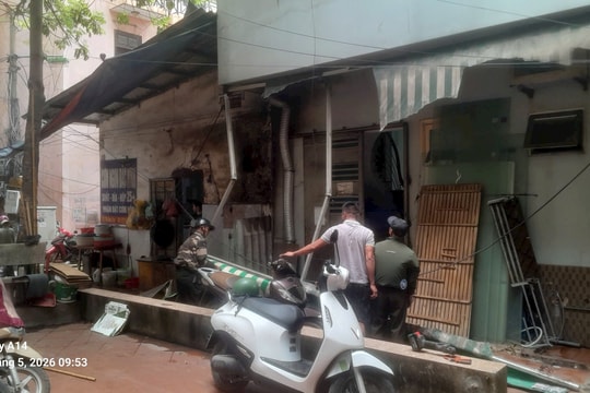 Cầu Giấy: Xử phạt 35 triệu đồng cơ sở kinh doanh lấn chiếm ngõ 79 Cốm Vòng