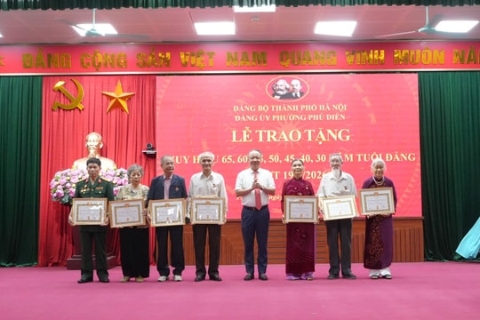 Phú Diễn trao tặng Huy hiệu Đảng cho 95 đảng viên đợt 19-5