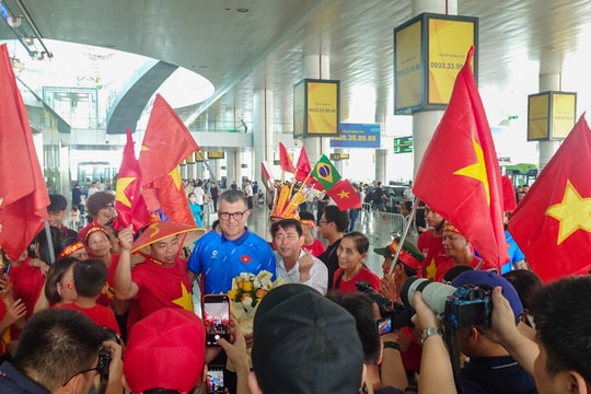 U17 Việt Nam về nước trong vòng tay chào đón của người hâm mộ