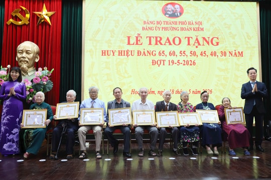 Trưởng ban Tổ chức Thành ủy Vũ Đăng Định trao Huy hiệu Đảng tại phường Hoàn Kiếm