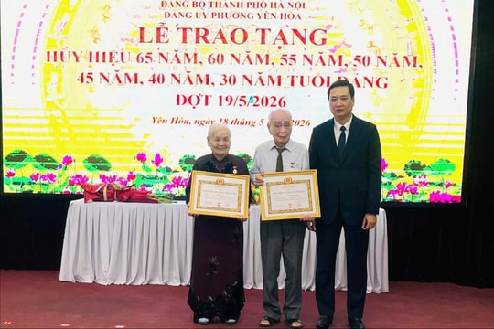 Phường Yên Hòa trao Huy hiệu Đảng cho 144 đảng viên đợt 19-5