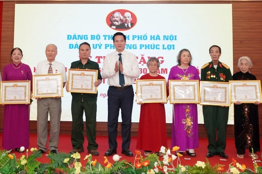 Phường Phúc Lợi trao tặng, truy tặng Huy hiệu Đảng đợt 19-5 cho 75 đảng viên