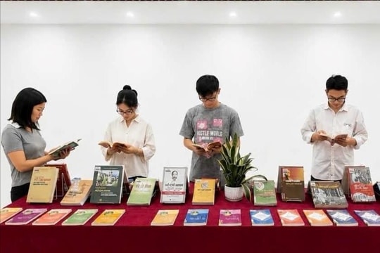 Trưng bày sách, báo chuyên đề “Hồ Chí Minh – Hành trình vì độc lập, tự do của dân tộc”