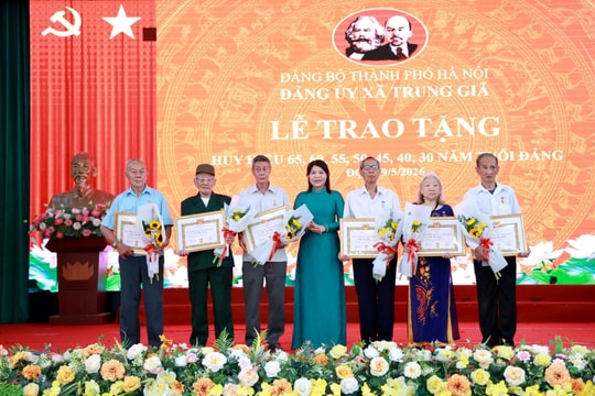 Đảng ủy xã Trung Giã trao tặng Huy hiệu Đảng cho các đảng viên lão thành