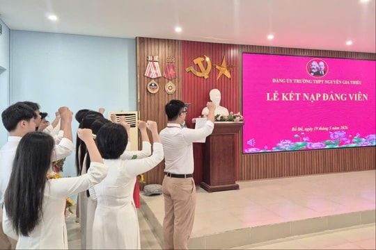 14 học sinh Trường THPT Nguyễn Gia Thiều được kết nạp Đảng