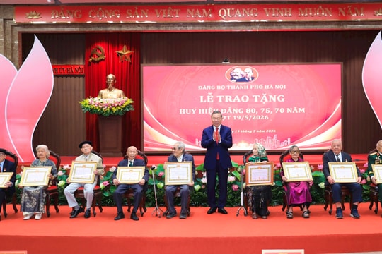 Tổng Bí thư, Chủ tịch nước Tô Lâm trao Huy hiệu Đảng tặng các đảng viên lão thành Thủ đô