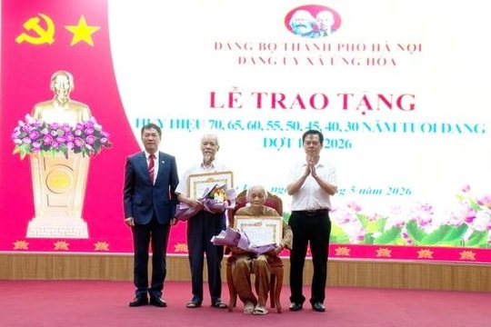 Ứng Hòa trao Huy hiệu Đảng tặng 50 đảng viên