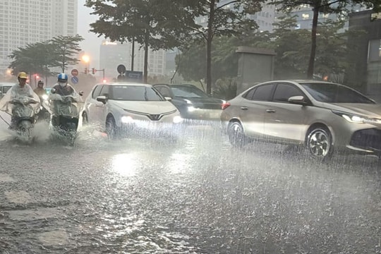 Hà Nội đề nghị các xã, phường trực ban 24/24h ứng phó mưa lớn