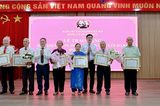 Đảng ủy xã Đa Phúc trao Huy hiệu Đảng cho 49 đảng viên