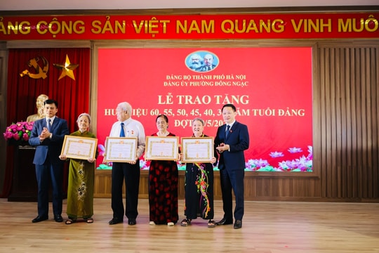 Phường Đông Ngạc trao Huy hiệu Đảng tặng 85 đảng viên dịp 19-5