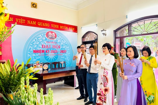 Phường Kim Liên báo công, dâng hương tại Nhà lưu niệm Chủ tịch Hồ Chí Minh