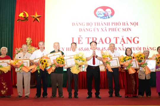 Phúc Sơn trao Huy hiệu Đảng tặng 51 đảng viên