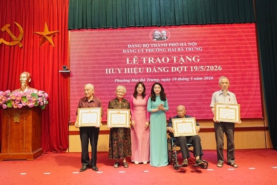 Đảng uỷ phường Hai Bà Trưng trao Huy hiệu Đảng cho 112 đảng viên