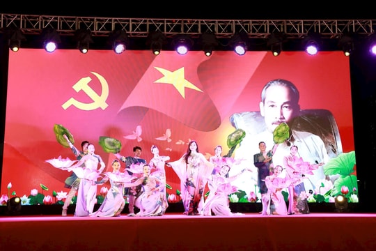 Xúc động chương trình nghệ thuật “Mùa sen nhớ Bác”