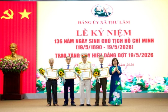 Xã Thư Lâm trao Huy hiệu Đảng tặng 70 đảng viên