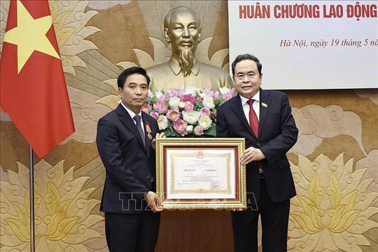 Chủ tịch Quốc hội Trần Thanh Mẫn dự Lễ trao tặng Huân chương Lao động hạng Nhất cho Phó Chủ tịch Quốc hội Nguyễn Doãn Anh