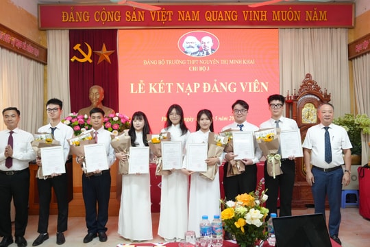 7 học sinh Trường THPT Nguyễn Thị Minh Khai vinh dự được kết nạp Đảng