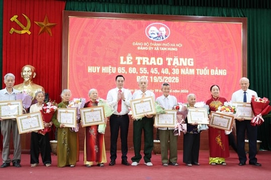 Tam Hưng trao tặng Huy hiệu Đảng đợt 19-5, tiếp tục xây dựng Đảng trong sạch, vững mạnh