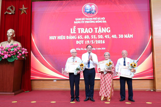 Phường Đống Đa trao Huy hiệu Đảng đợt 19-5 tặng 159 đảng viên