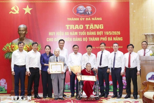 Thường trực Ban Bí thư Trần Cẩm Tú dự Lễ trao tặng Huy hiệu 80 năm tuổi Đảng tại thành phố Đà Nẵng