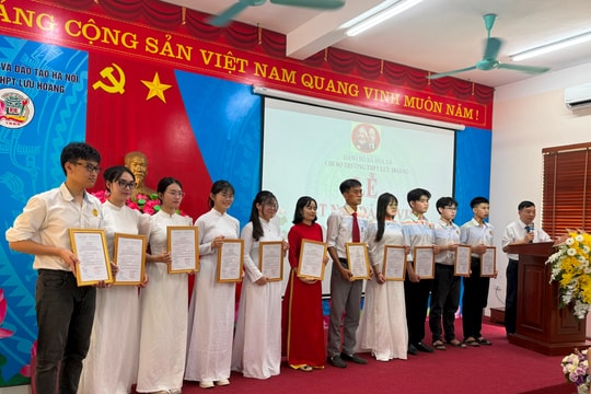 Xã Hòa Xá: 11 quần chúng ưu tú trường THPT Lưu Hoàng vinh dự được kết nạp Đảng