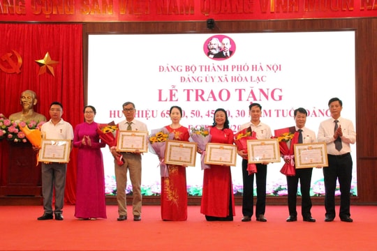 Xã Hòa Lạc trao Huy hiệu Đảng đợt 19-5 tặng 25 đảng viên