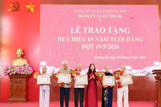 Đảng ủy xã Quảng Bị trao tặng Huy hiệu Đảng đợt 19-5