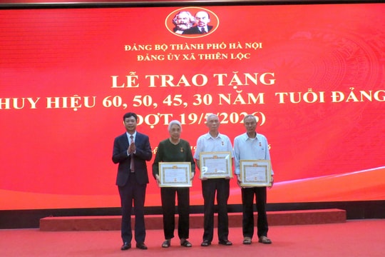 Xã Thiên Lộc: 27 đảng viên nhận Huy hiệu Đảng đợt 19-5