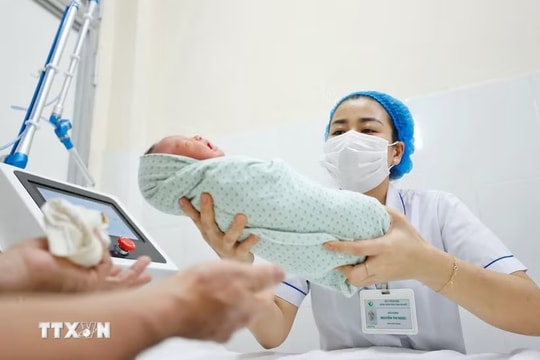 Từ 1-1-2027, phụ nữ sinh 2 con trước 35 tuổi được hỗ trợ tối thiểu 2 triệu đồng