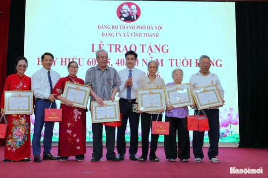 Xã Vĩnh Thanh s ơ kết 5 năm thực hiện Kết luận số 01-KL/TW và trao tặng Huy hiệu Đảng đợt 19-5