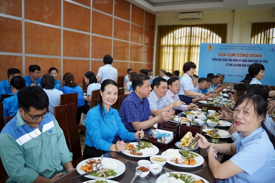 Lan tỏa nghĩa tình từ “Bữa cơm Công đoàn” của công nhân nước sạch Hà Nội