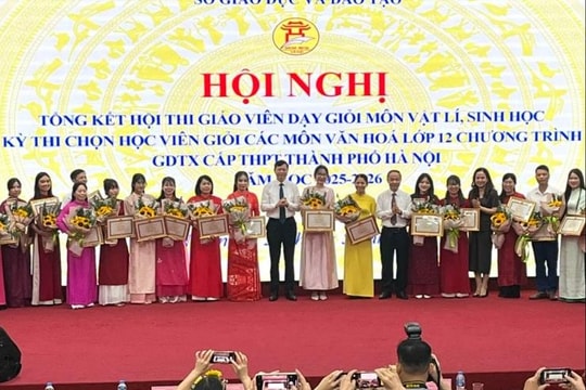 Hà Nội trao thưởng giáo viên, học viên giỏi giáo dục thường xuyên