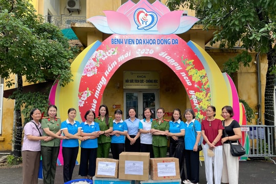 Trao tặng 15.000 túi giấy đựng thuốc và 100 suất cơm tại Bệnh viện Đống Đa