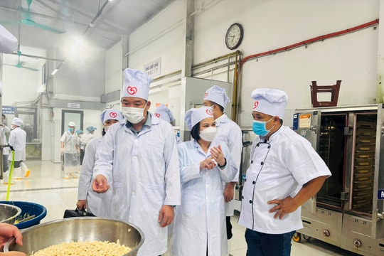Giám sát công tác thu, chi và an toàn thực phẩm bếp ăn bán trú tại xã Yên Xuân