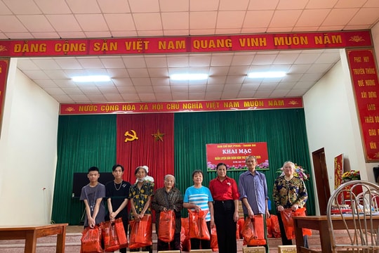 Xã Thượng Phúc: Thăm, tặng quà cho 100 gia đình có hoàn cảnh khó khăn