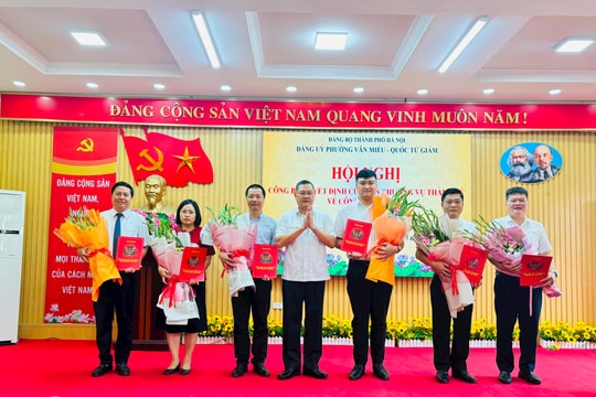 Phường Văn Miếu - Quốc Tử Giám trao các quyết định về công tác cán bộ