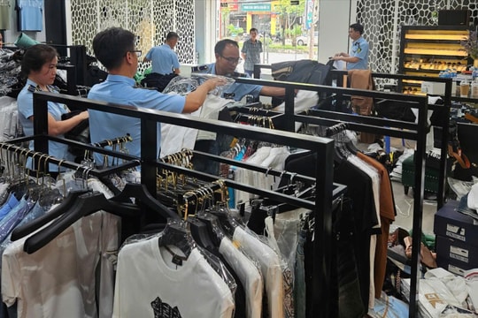 Thu giữ gần 2.000 sản phẩm thời trang nghi giả nhãn hiệu