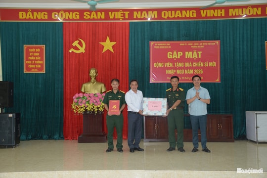 Động viên tân binh phường Đại Mỗ yên tâm rèn luyện tại đơn vị
