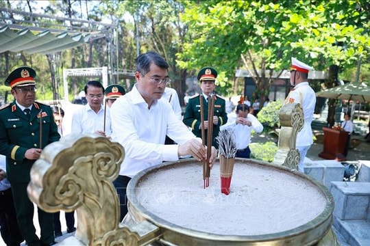 Thủ tướng Lê Minh Hưng tri ân các anh hùng liệt sĩ tại tỉnh Quảng Trị