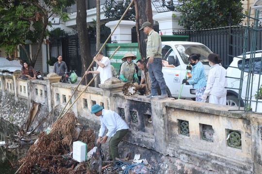 Phường Đông Ngạc chung tay bảo vệ môi trường ao, hồ xanh, sạch, đẹp