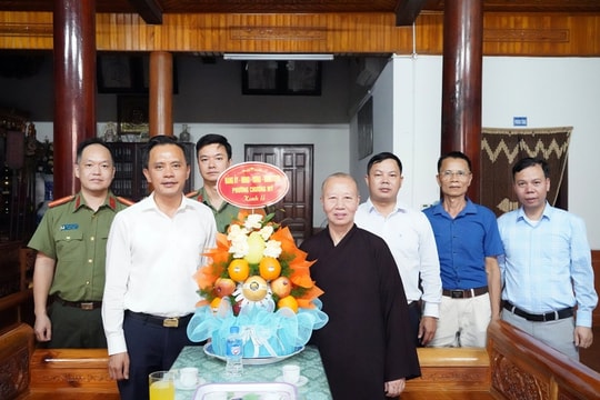 Phường Chương Mỹ chúc mừng các cơ sở Phật giáo nhân dịp Đại lễ Phật đản