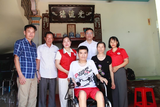 Xã Đại Xuyên: Trao xe lăn hỗ trợ người khuyết tật có hoàn cảnh đặc biệt khó khăn