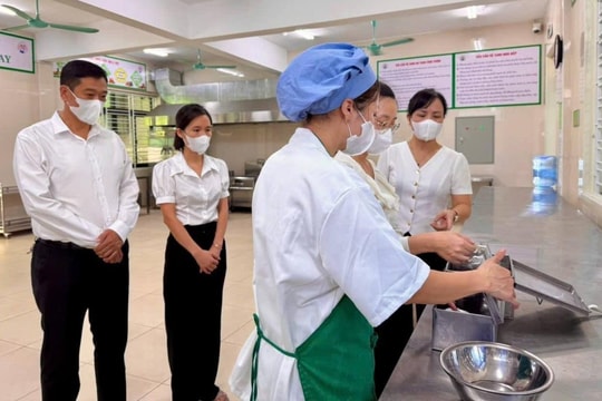 Thanh Trì giám sát chặt công tác an toàn thực phẩm tại bếp ăn bán trú trường mầm non