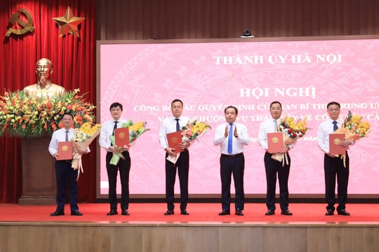 Hà Nội công bố các Quyết định của Ban Bí thư Trung ương Đảng và Ban Thường vụ Thành ủy về công tác cán bộ