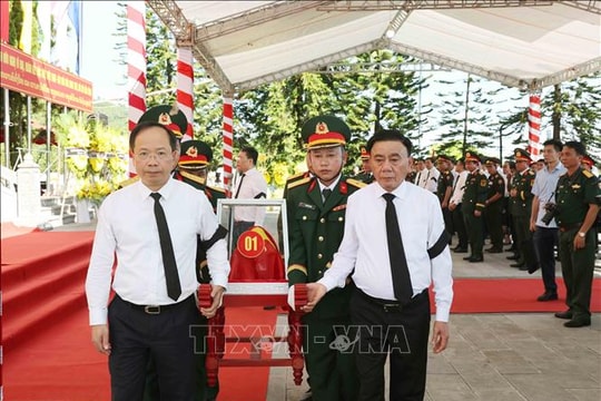 Thường trực Ban Bí thư Trần Cẩm Tú dự Lễ viếng, truy điệu và an táng hài cốt liệt sĩ tại tỉnh Hà Tĩnh